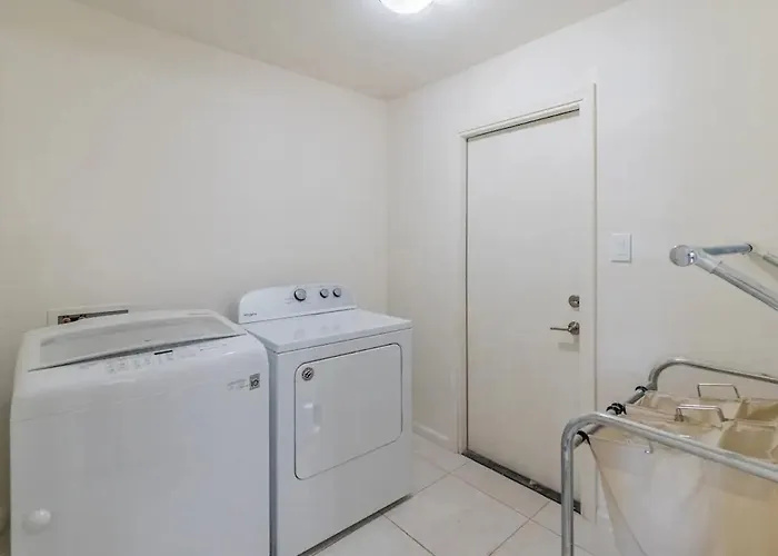 New Modern With Pool 4bd 2ba Holiday home Tempe