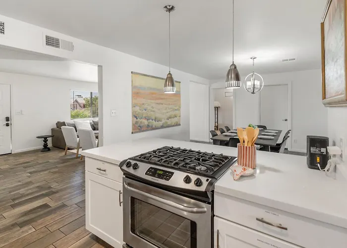 New Modern With Pool 4bd 2ba Tempe