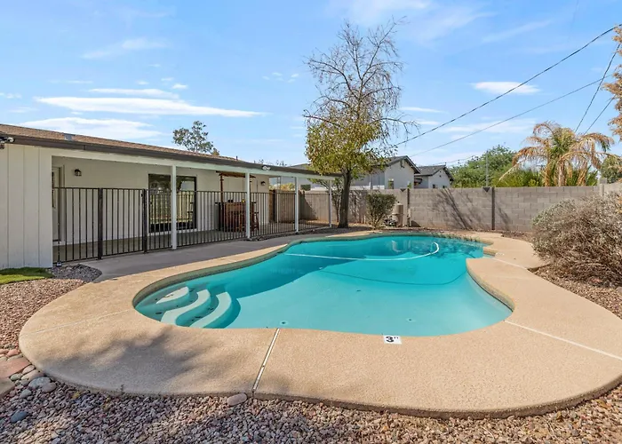 New Modern With Pool 4bd 2ba Holiday home Tempe