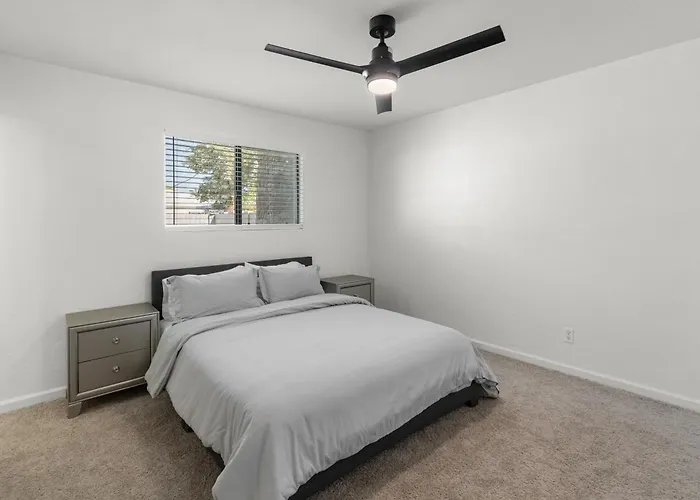 New Modern With Pool 4bd 2ba Holiday home