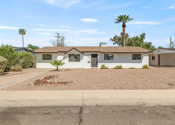 New Modern With Pool 4bd 2ba Holiday home Tempe