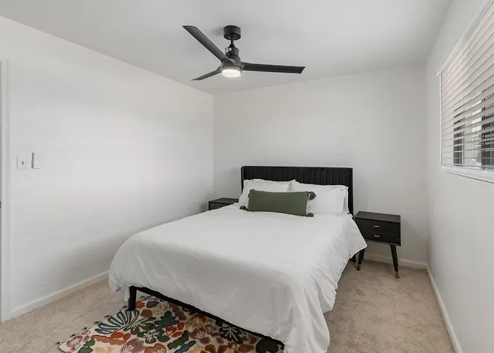 New Modern With Pool 4bd 2ba Holiday home