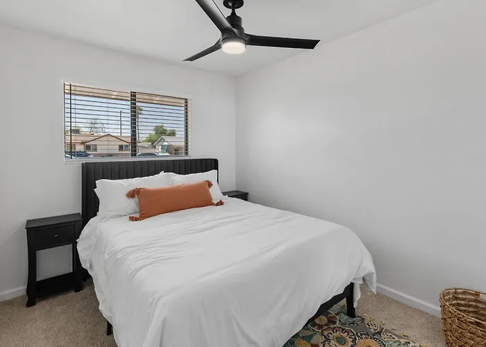 Holiday home New Modern With Pool 4bd 2ba *