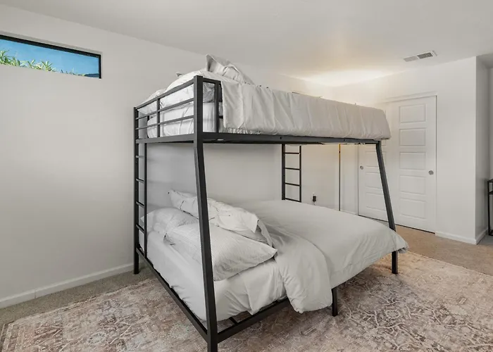 New Modern With Pool 4bd 2ba Holiday home