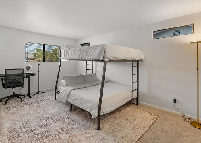 New Modern With Pool 4bd 2ba Holiday home *